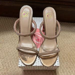 New Size 8 Gold Sandals